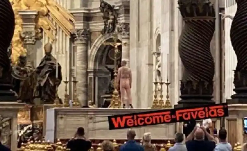 UOMO NUDO SULL ALTARE MAGGIORE DELLA BASILICA DI SAN PIETRO 