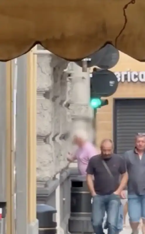 uomo prende a colpi di crocifisso un bancomat 3