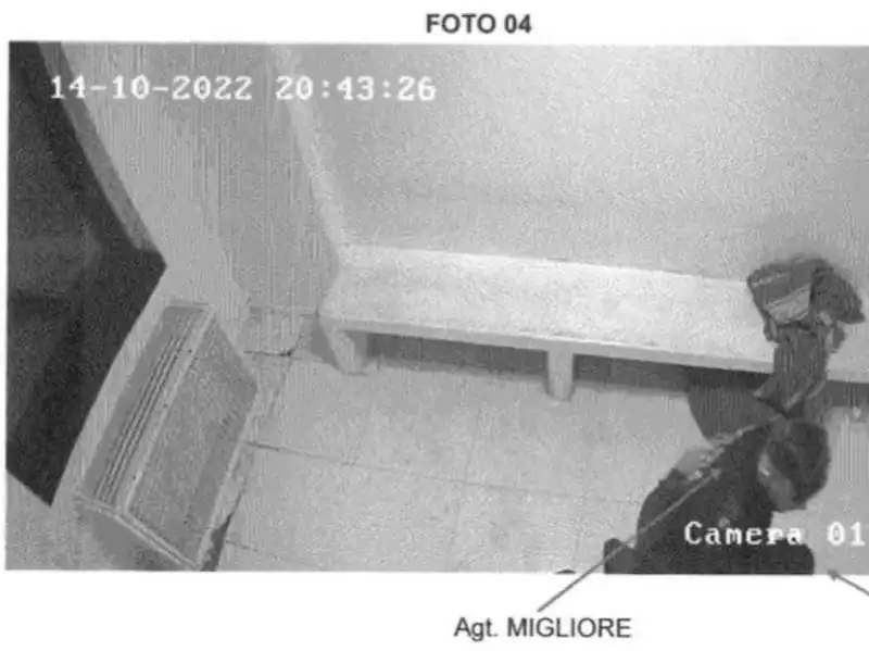 violenze alla questura di verona   le immagini delle telecamere di videosorveglianza   9