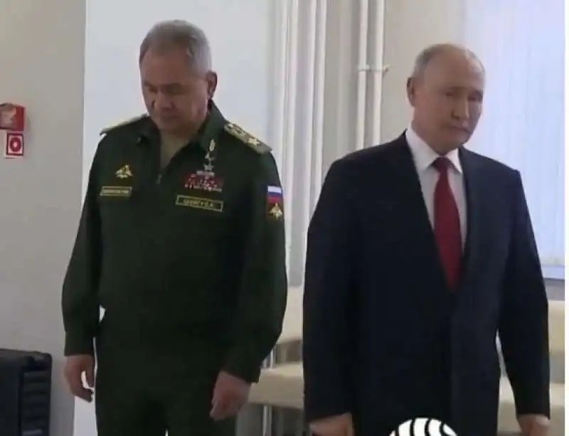 Vladimir Putin  ignora Sergei Shoigu 