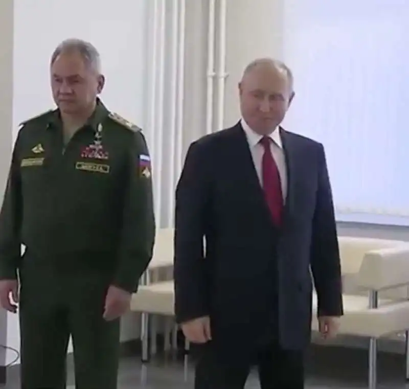 Vladimir Putin  ignora Sergei Shoigu  