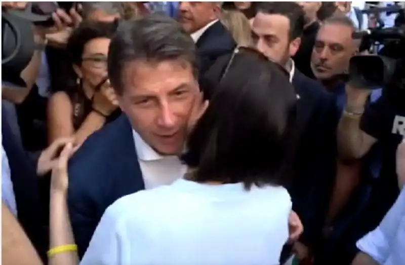 abbraccio schlein conte manifestazione contro meloni piazza santi apostoli