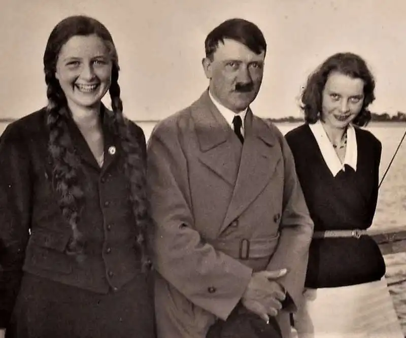 adolf hitler con due signorine