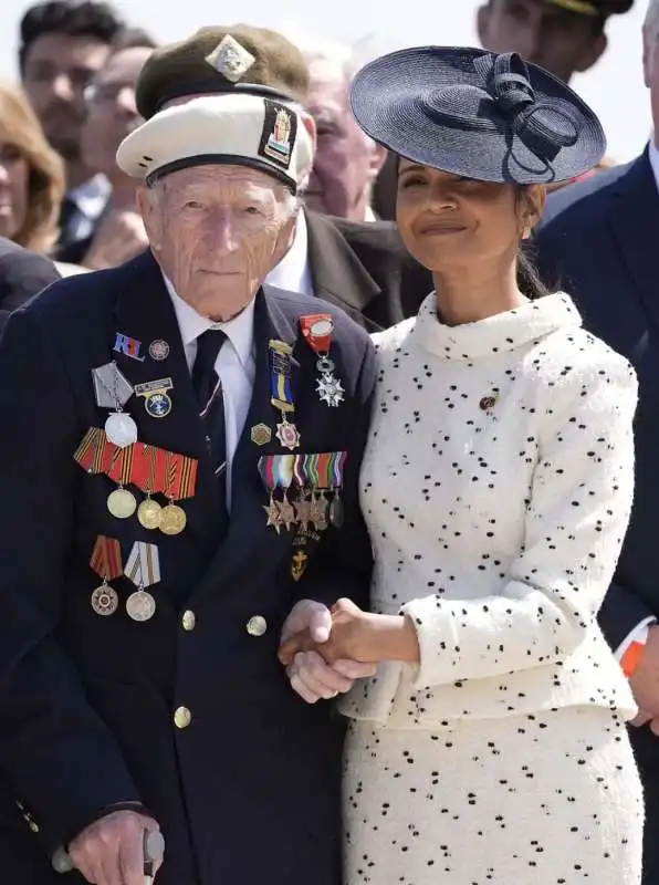 akshata murty con un veterano dello sbarco in normandia    80 anni del d day   ver sur mer 