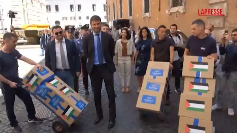 alessandro di battista in senato con le firme pro palestina. 1