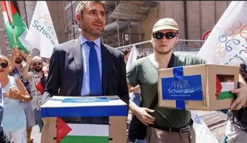 alessandro di battista in senato con le firme pro palestina. 5