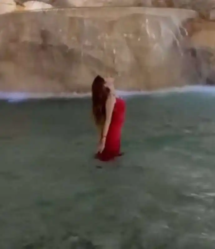 asia gianese fa il bagno nella fontana di trevi 3