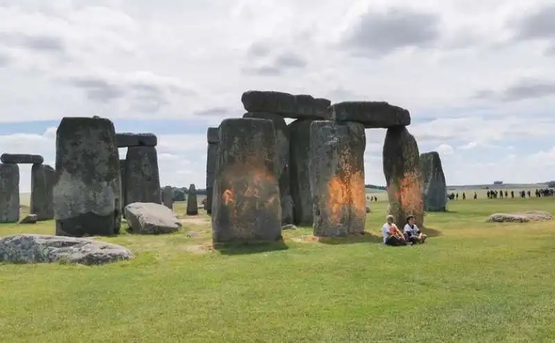 ATTIVISTI DI JUST STOP OIL SPRUZZANO VERNICE CONTRO STONEHENGE 