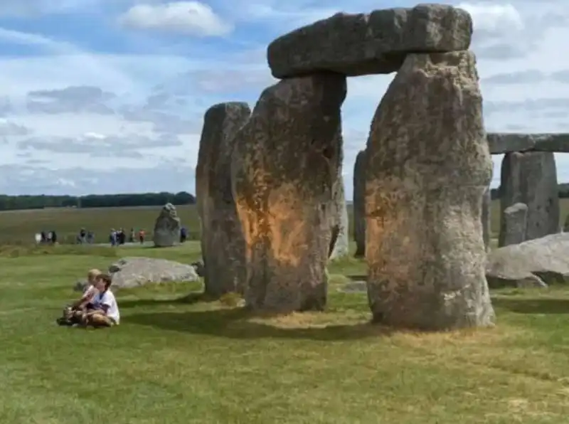 ATTIVISTI DI JUST STOP OIL SPRUZZANO VERNICE CONTRO STONEHENGE 