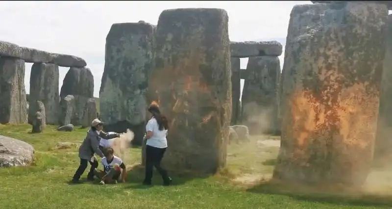 ATTIVISTI DI JUST STOP OIL SPRUZZANO VERNICE CONTRO STONEHENGE 