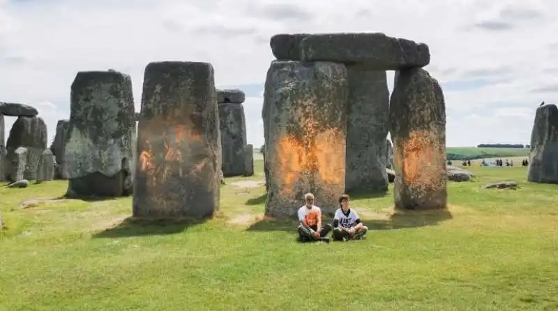 ATTIVISTI DI JUST STOP OIL SPRUZZANO VERNICE CONTRO STONEHENGE 