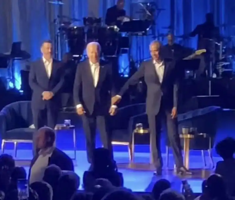 barack obama trascina via joe biden dal palco 