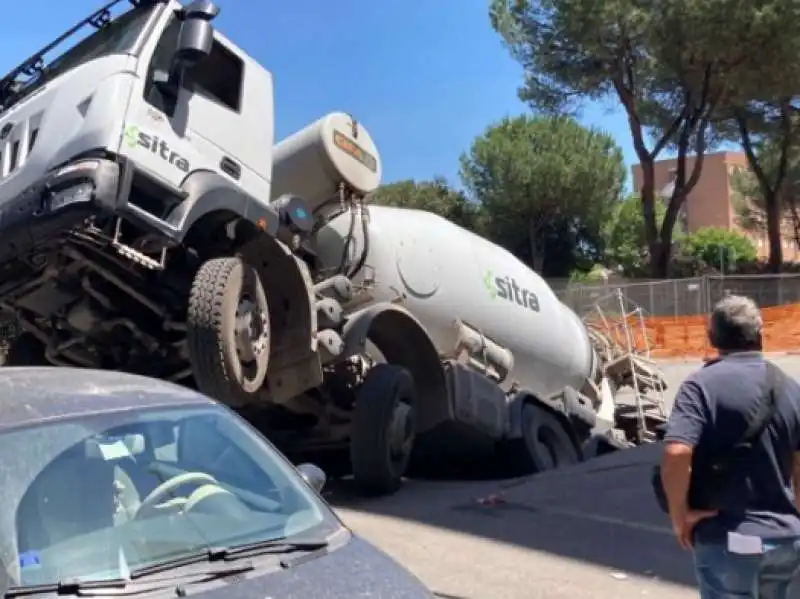 betoniera sprofonda in una voragine durante i lavori   quadraro   roma 4