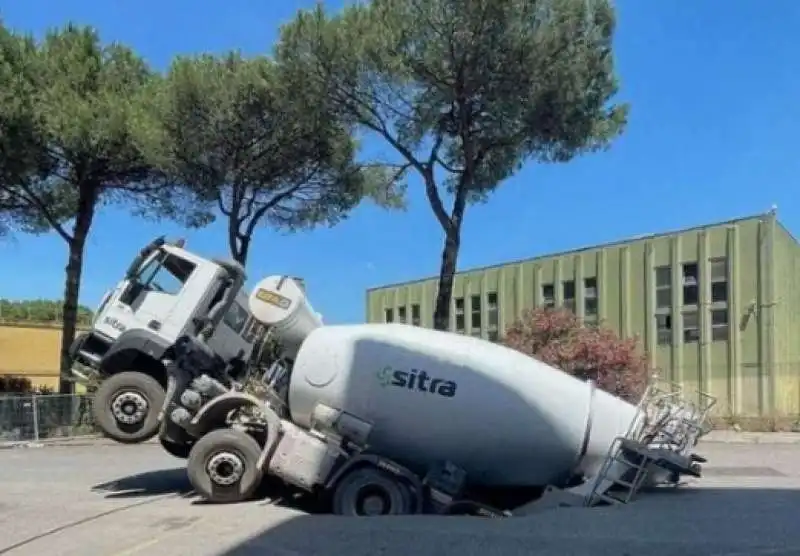 betoniera sprofonda in una voragine durante i lavori   quadraro   roma 5