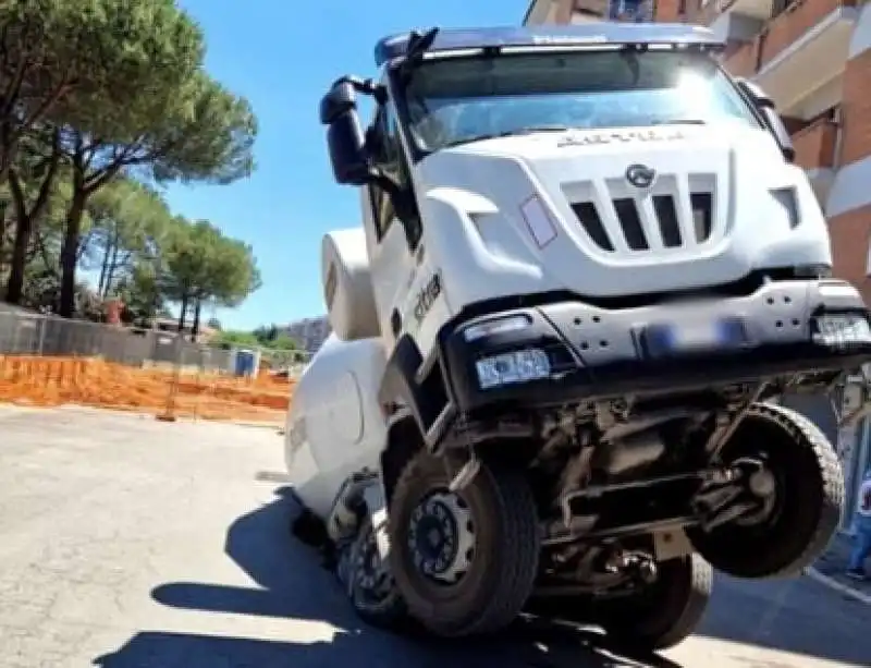 betoniera sprofonda in una voragine durante i lavori   quadraro   roma 8