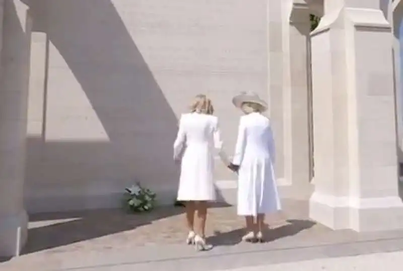 brigitte macron prova a prendere la mano di brigitte macron in normandia 4