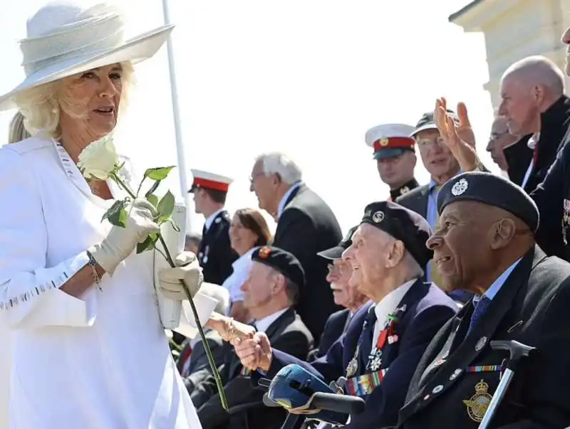 camilla parker bowls con i veterani dello sbarco in normandia a ver sur mer 