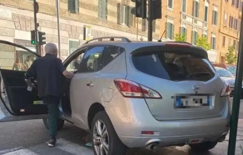 carlo rienzi parcheggia sulle strisce a roma