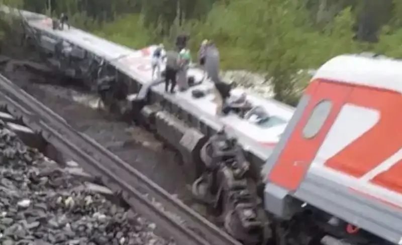 deragliamento treno in russia 3