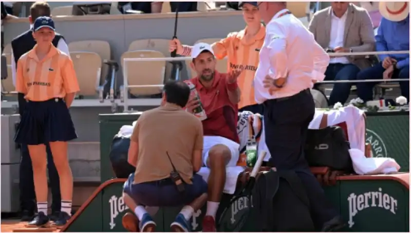 djokovic si fa male contro cerundolo