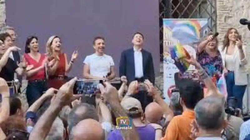 elly schlein giuseppe conte cantano bella ciao al pride park di napoli 