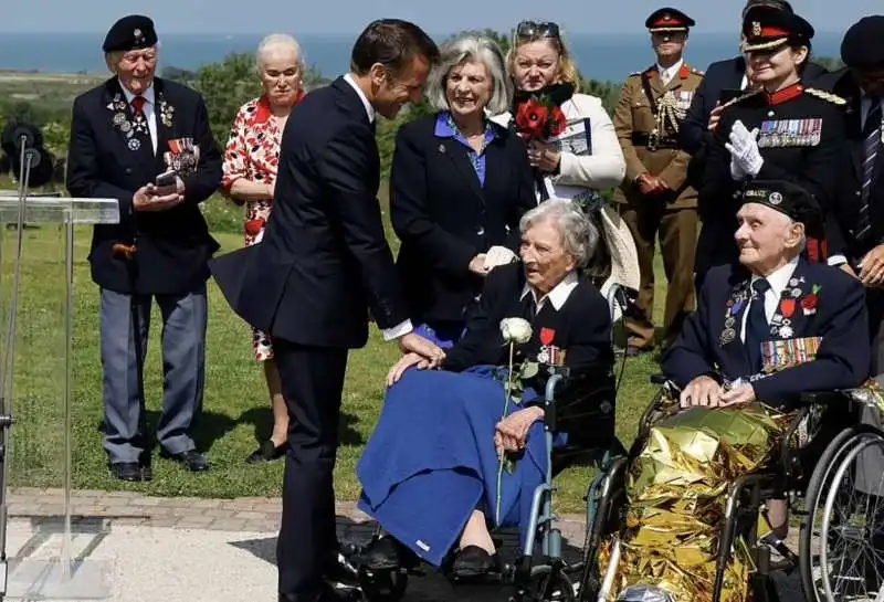 emmanuel macron  con i veterani dello sbarco in normandia   80 anni del d day   ver sur mer 