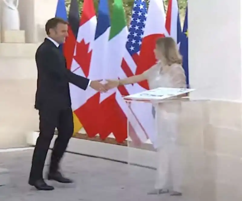 emmanuel macron con patrizia scurti   g7 borgo egnazia 