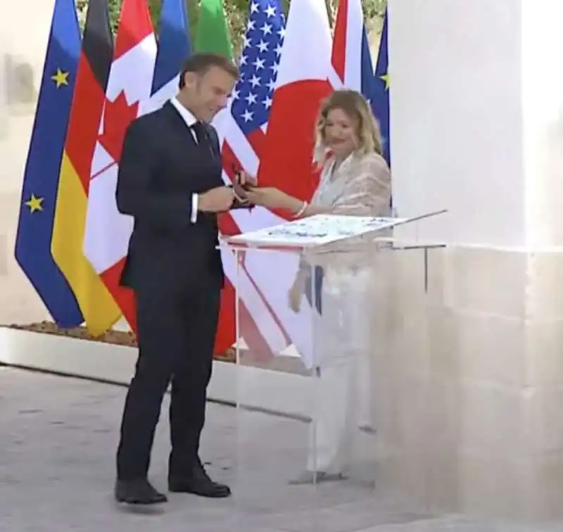 emmanuel macron con patrizia scurti.        g7 borgo egnazia 