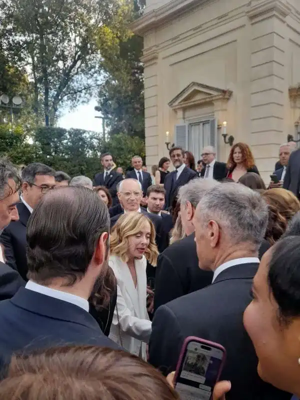 festa al quirinale 2024   giorgia meloni circondata da fan