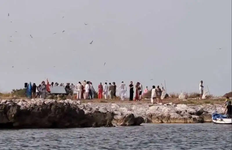 festino abusivo sull'isolotto di isola delle femmine 