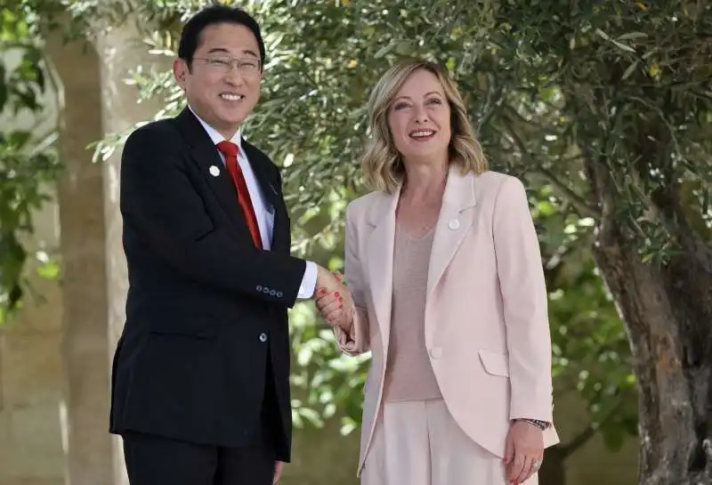    fumio kishida   giorgia meloni    g7 borgo egnazia 