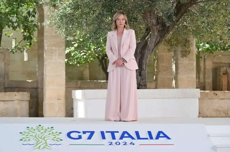 giorgia meloni al g7 5