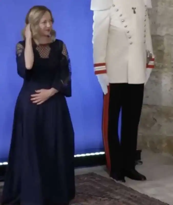 giorgia meloni alla cena dei leader del g7 al castello svevo di brindisi 4