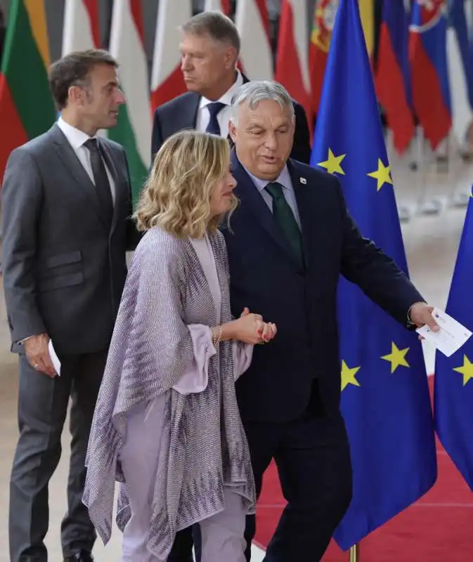 giorgia meloni e viktor orban con dietro emmanuel macron e klaus iohannis