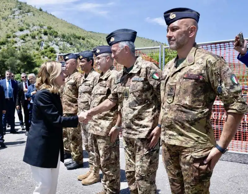 giorgia meloni in albania con i militari italiani 