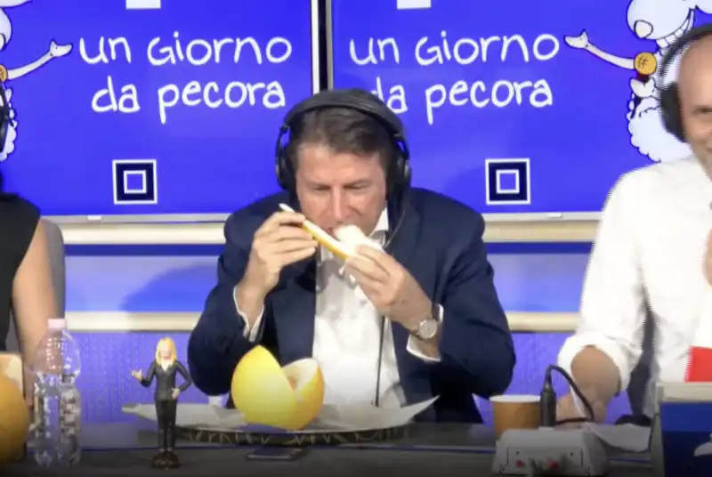 giuseppe conte mangia un melone   1