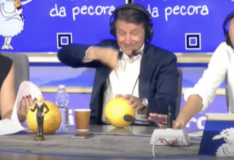 giuseppe conte mangia un melone   11