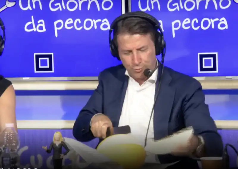 giuseppe conte mangia un melone   6