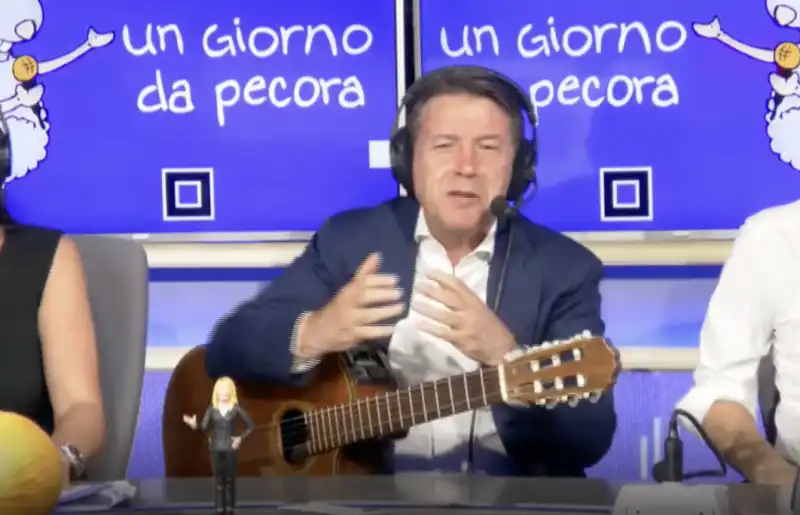 giuseppe conte suona la chitarra   3