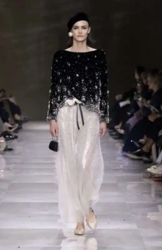 haute couture di armani prive autunno inverno 2024 2025 17