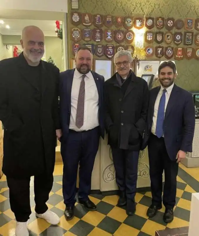 il selfie del 16 dicembre 2023 con il ristoratore vincenzo rinaldi assieme a edi rama e massimo d’alema
