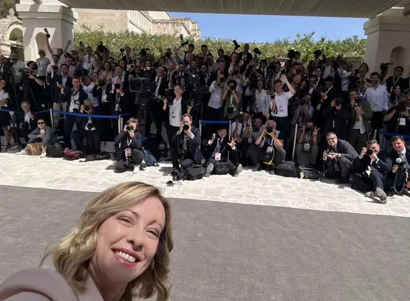 il selfie di giorgia meloni con operatori e fotografi    g7 borgo egnazia 