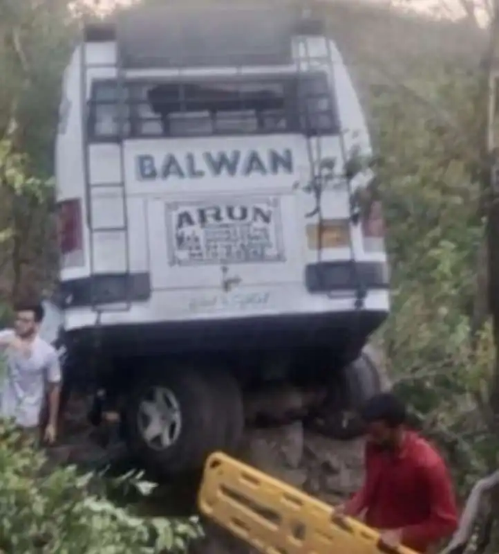 india   terroristi aprono il fuoco su pullman carico di pellegrini 1