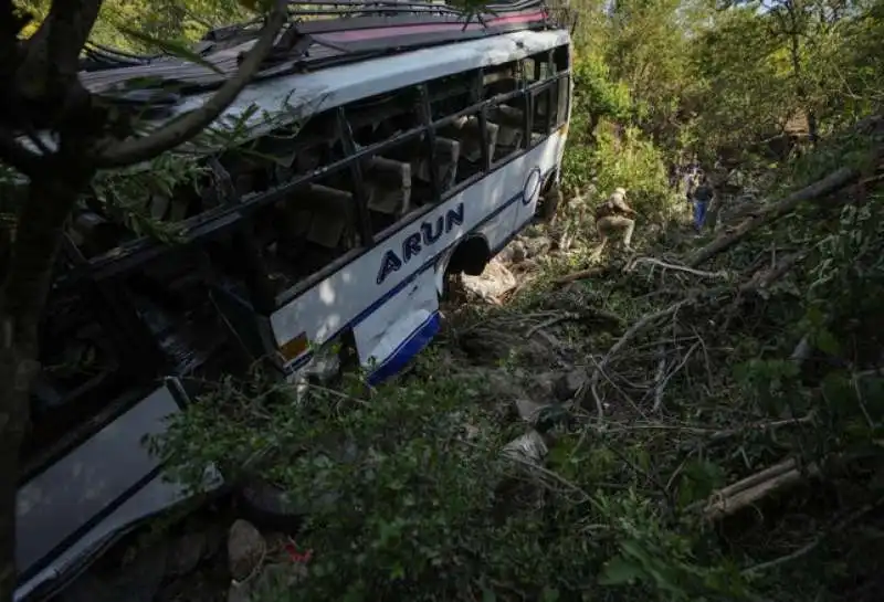 india   terroristi aprono il fuoco su pullman carico di pellegrini 5