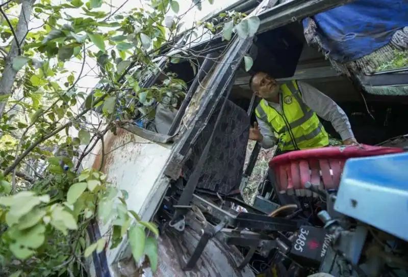 india   terroristi aprono il fuoco su pullman carico di pellegrini 6