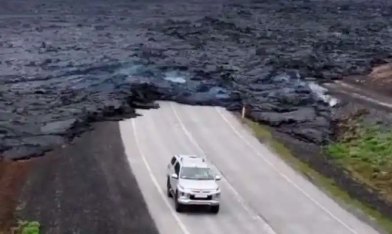 ISLANDA - LA LAVA INVADE LE STRADE DELLA CITTADINA DI GRINDAVIK