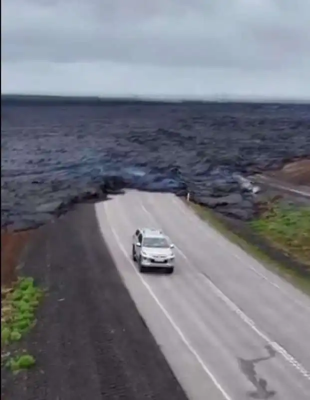 ISLANDA - LA LAVA INVADE LE STRADE DELLA CITTADINA DI GRINDAVIK