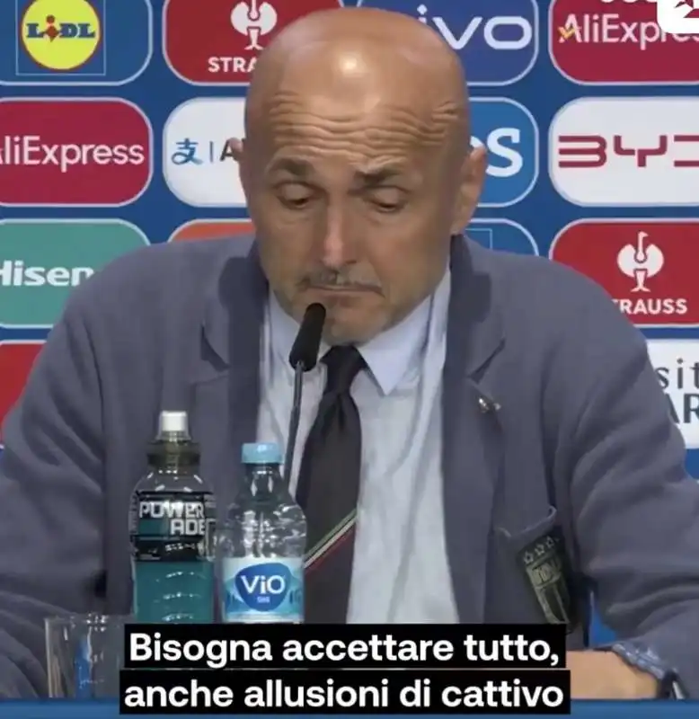 ITALIA SVIZZERA - SPALLETTI PRESO IN GIRO DA UN GIORNALISTA ELVETICO