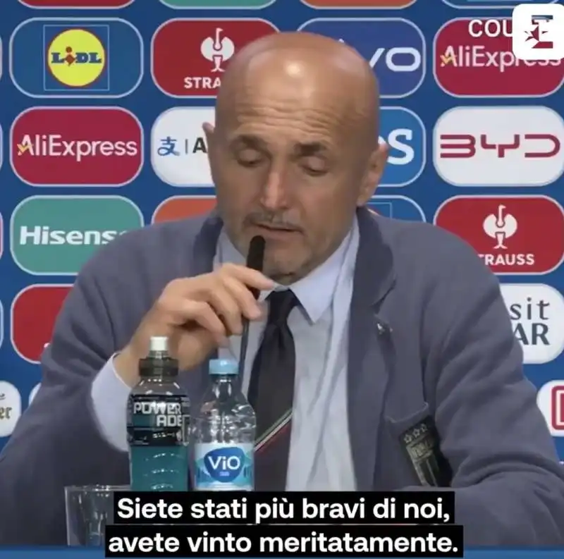 ITALIA SVIZZERA - SPALLETTI PRESO IN GIRO DA UN GIORNALISTA ELVETICO