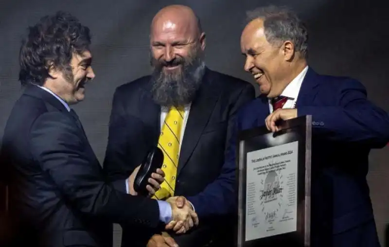 JAVIER MILEI RICEVE UN PREMIO ALL'ISTITUTO LIBERAL DI PRAGA